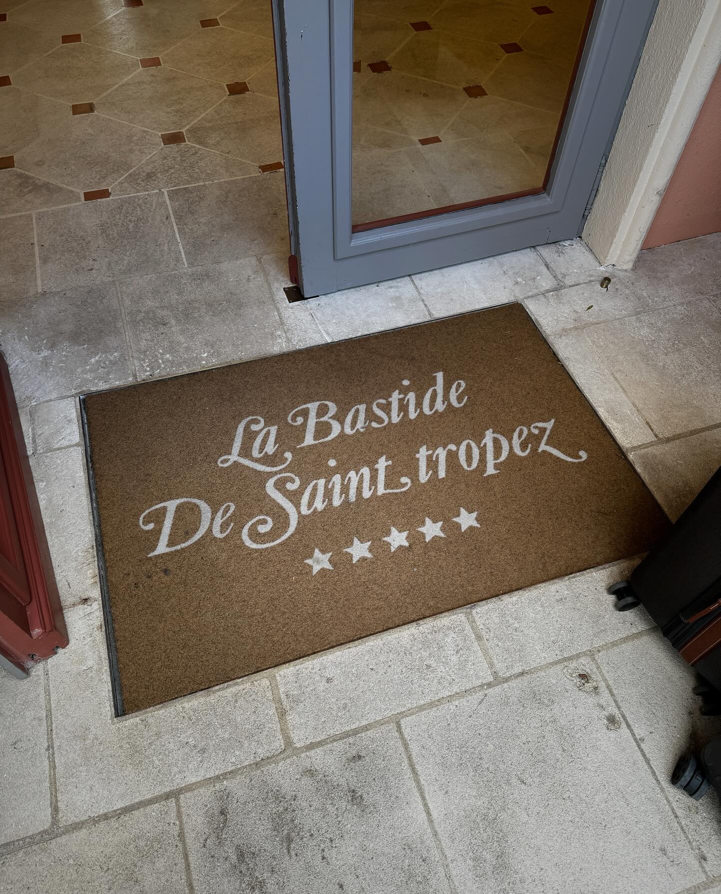 ซาร่า เล็กจ์