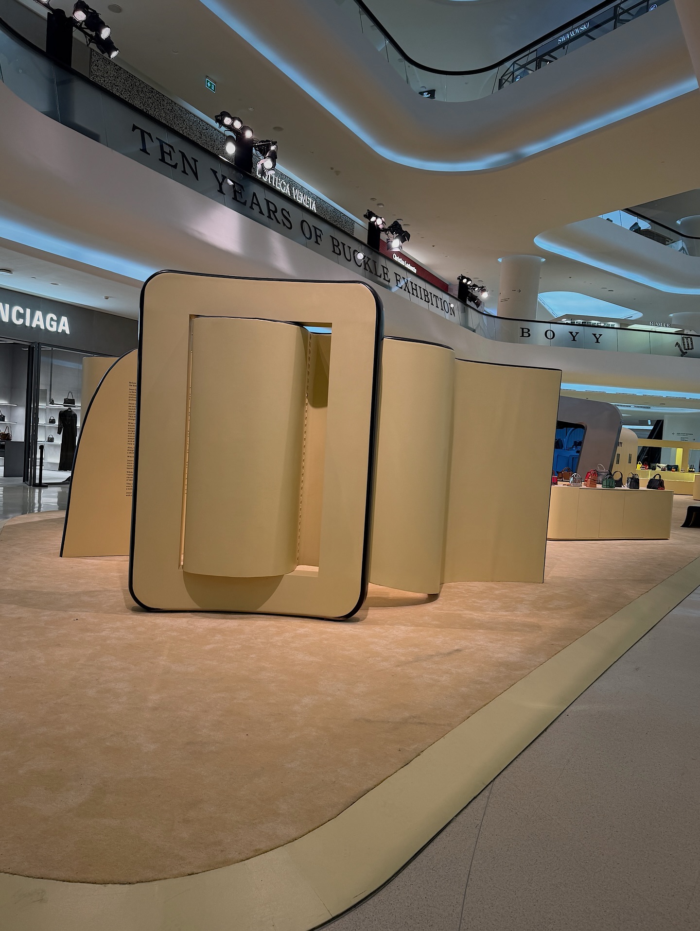 ซาร่า เล็กจ์