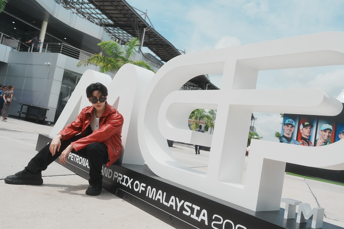 ไมค์ - พิรัชต์ นิธิไพศาลกุล