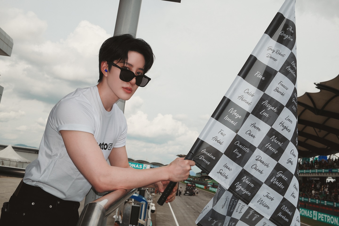 ไมค์ - พิรัชต์ นิธิไพศาลกุล