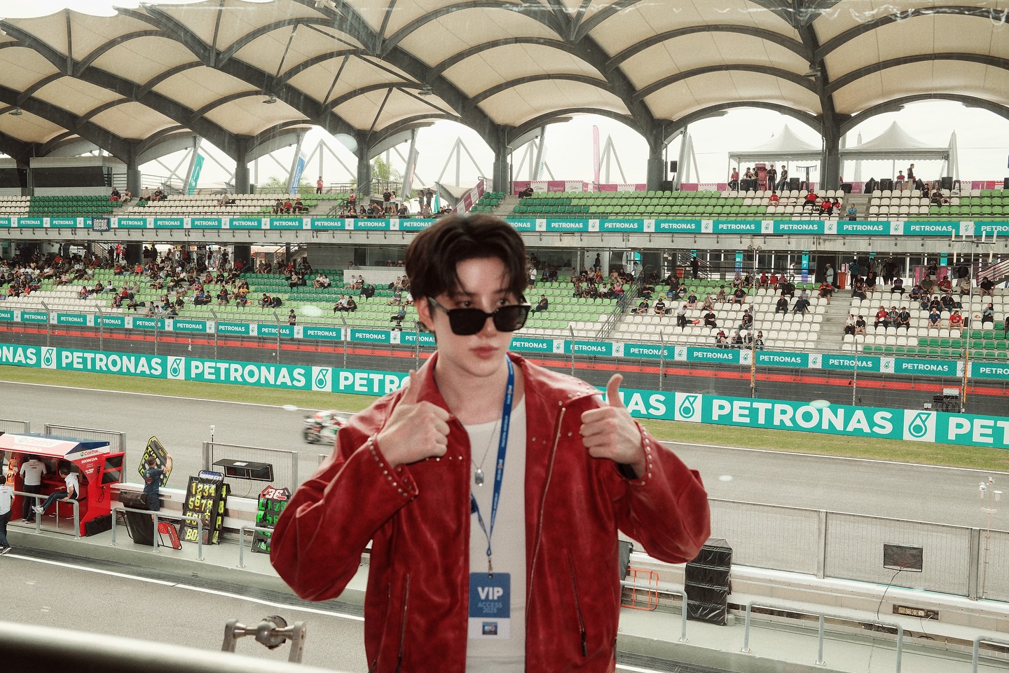 ไมค์ - พิรัชต์ นิธิไพศาลกุล