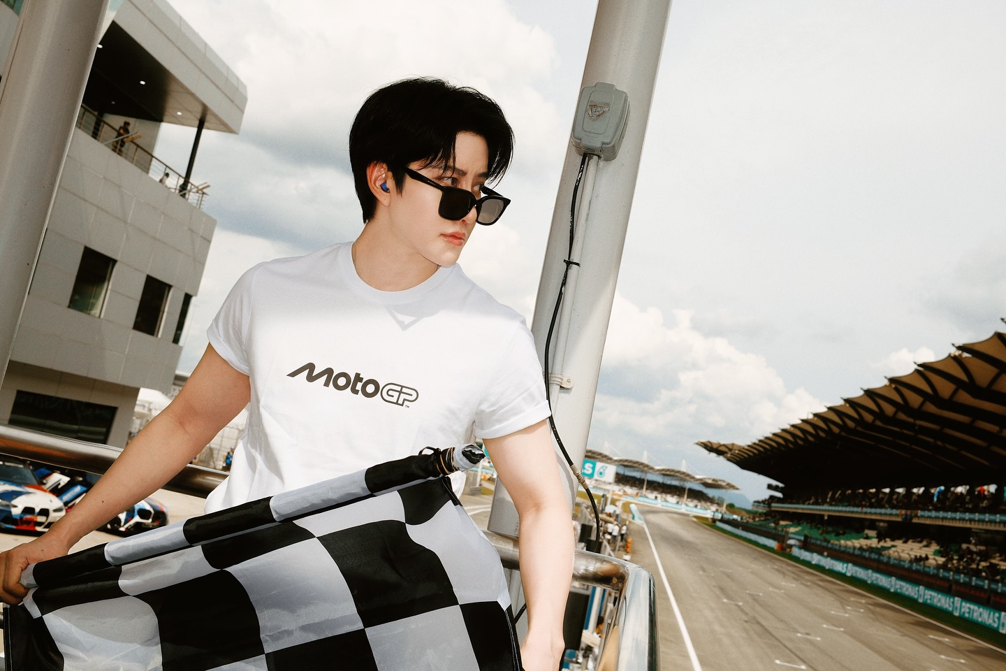 ไมค์ - พิรัชต์ นิธิไพศาลกุล