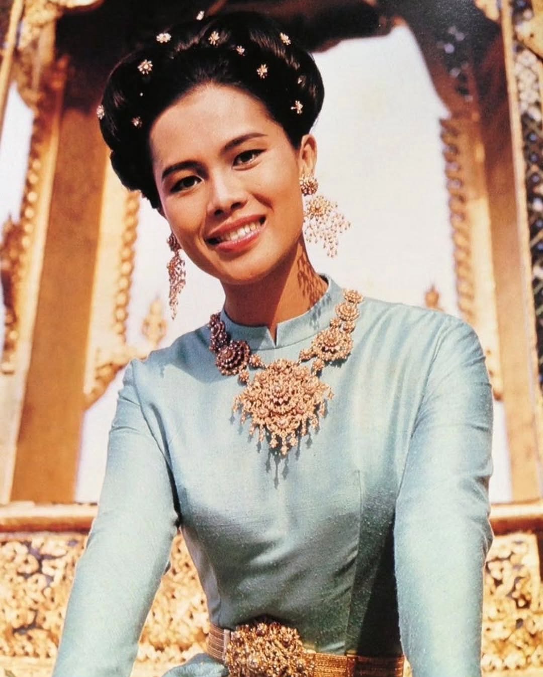 บัว - นลินทิพย์ สกุลอ่องอำไพ