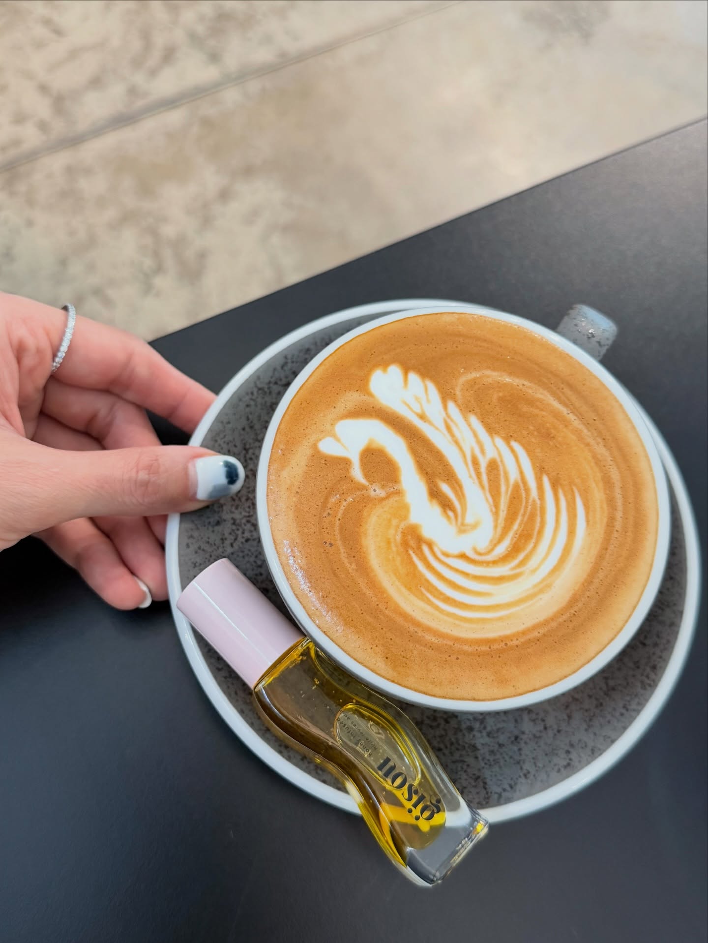 บัว - นลินทิพย์ สกุลอ่องอำไพ