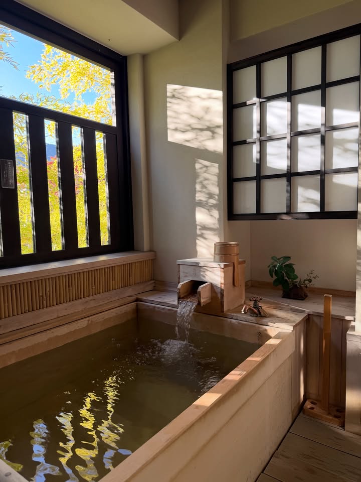 บัว - นลินทิพย์ สกุลอ่องอำไพ