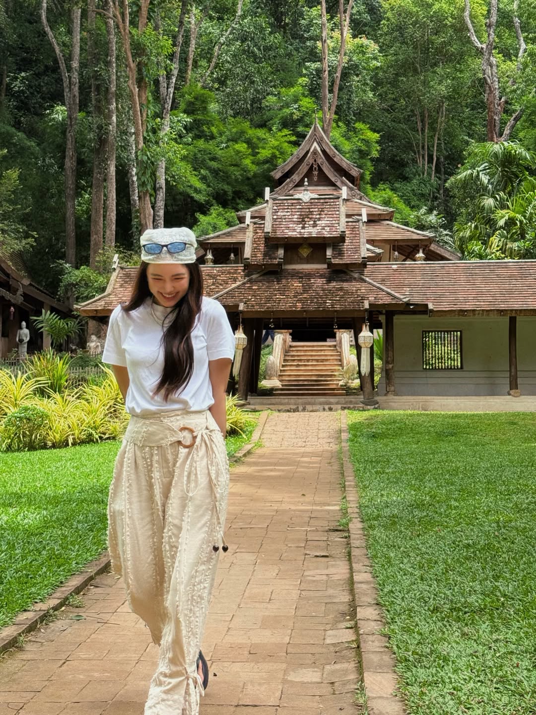 บัว - นลินทิพย์ สกุลอ่องอำไพ