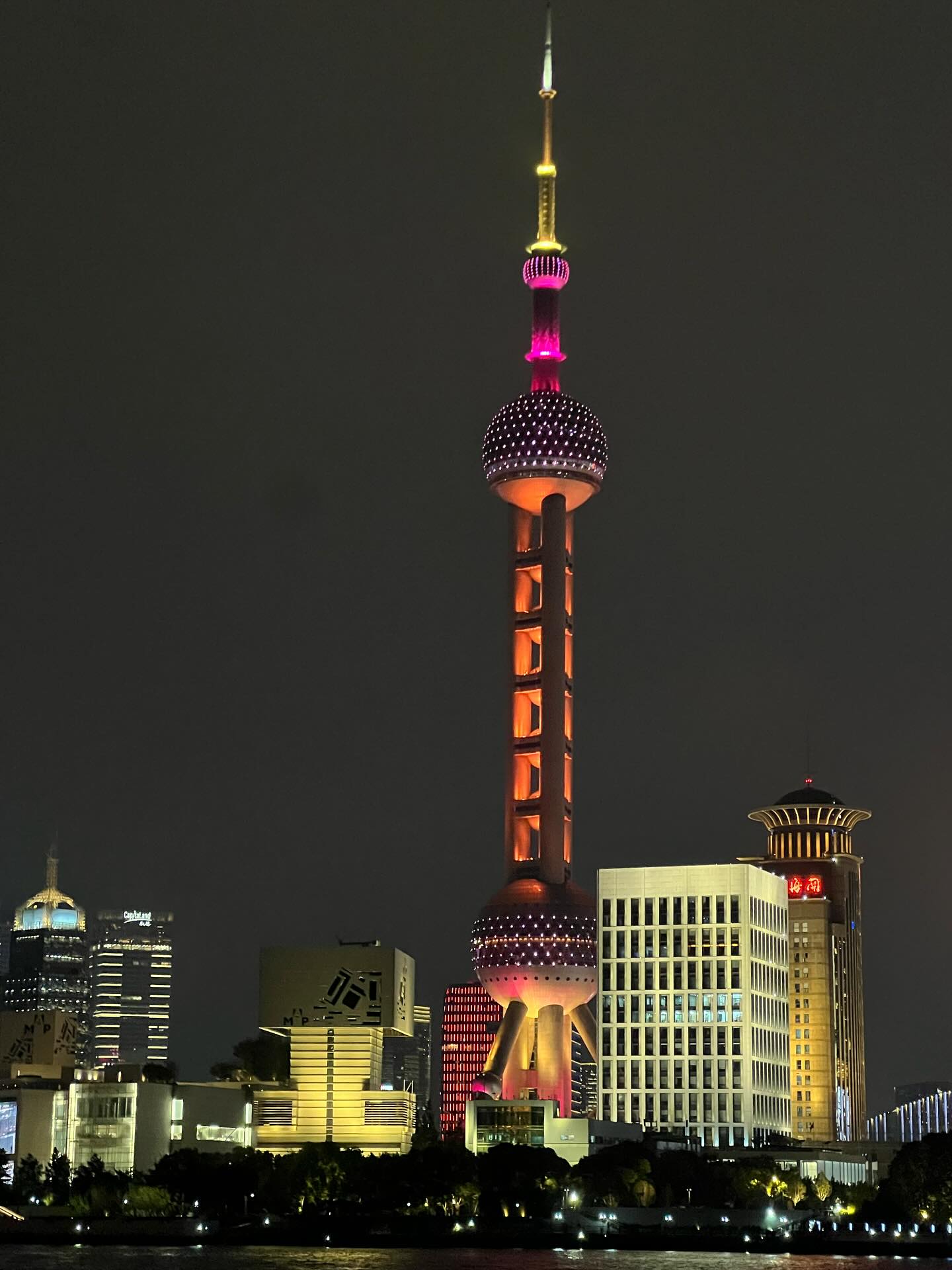 บูม - ธราธร จันทรวรกาญจน์