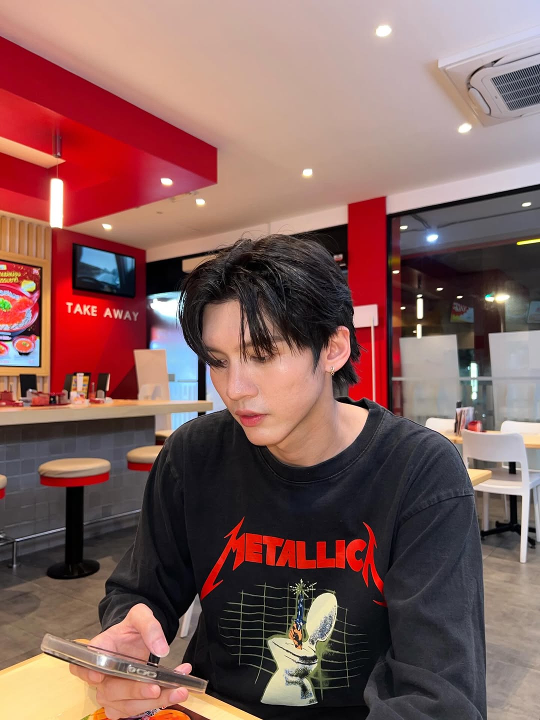 บูม - ธราธร จันทรวรกาญจน์