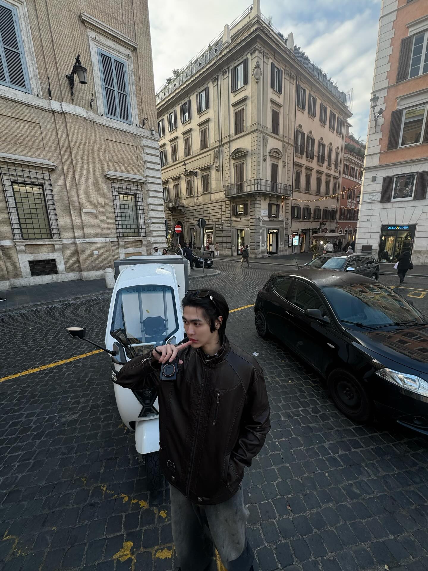 บูม - ธราธร จันทรวรกาญจน์