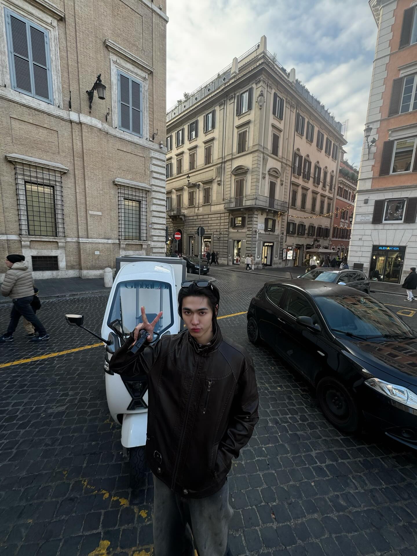 บูม - ธราธร จันทรวรกาญจน์