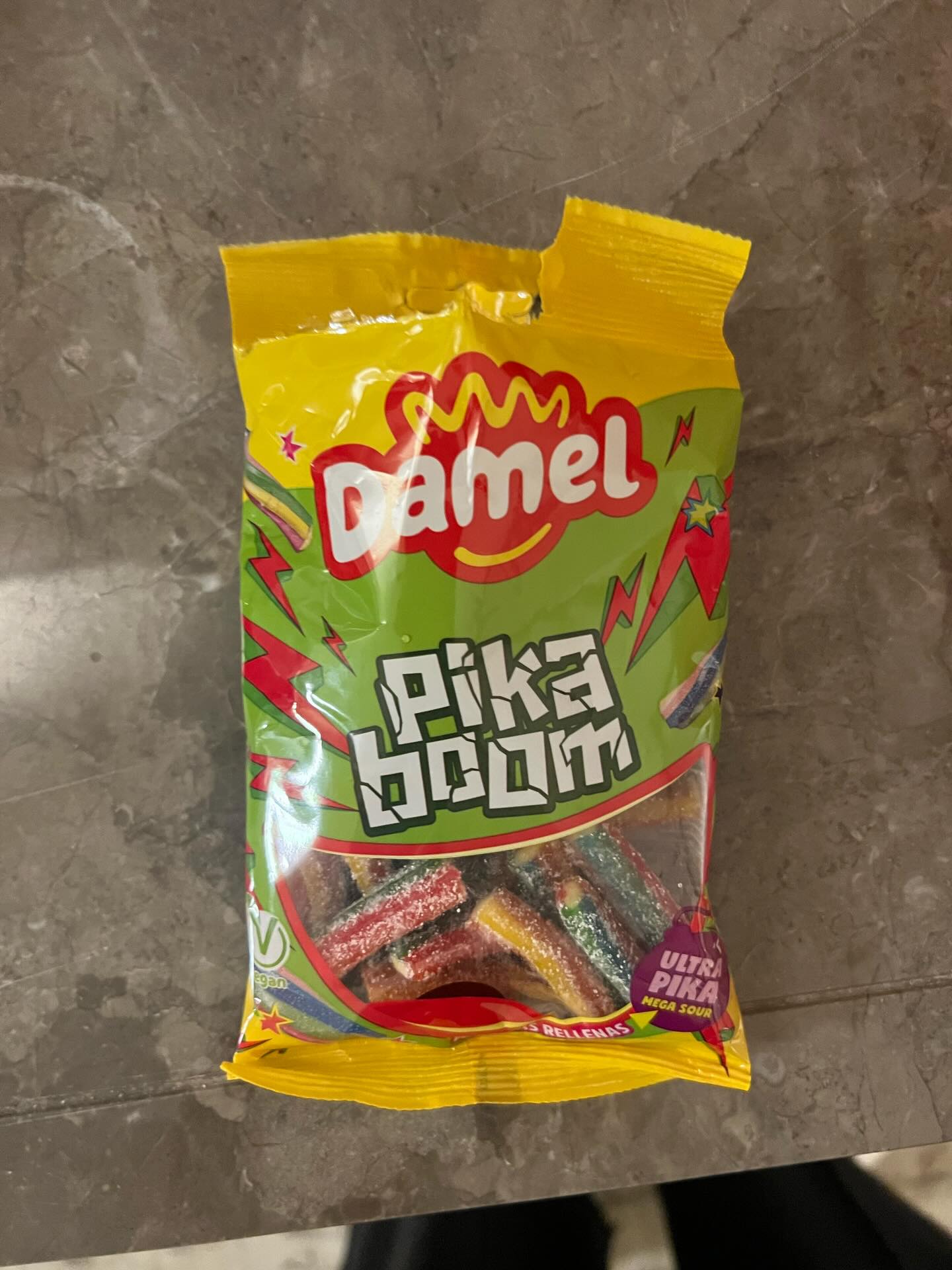 บูม - ธราธร จันทรวรกาญจน์