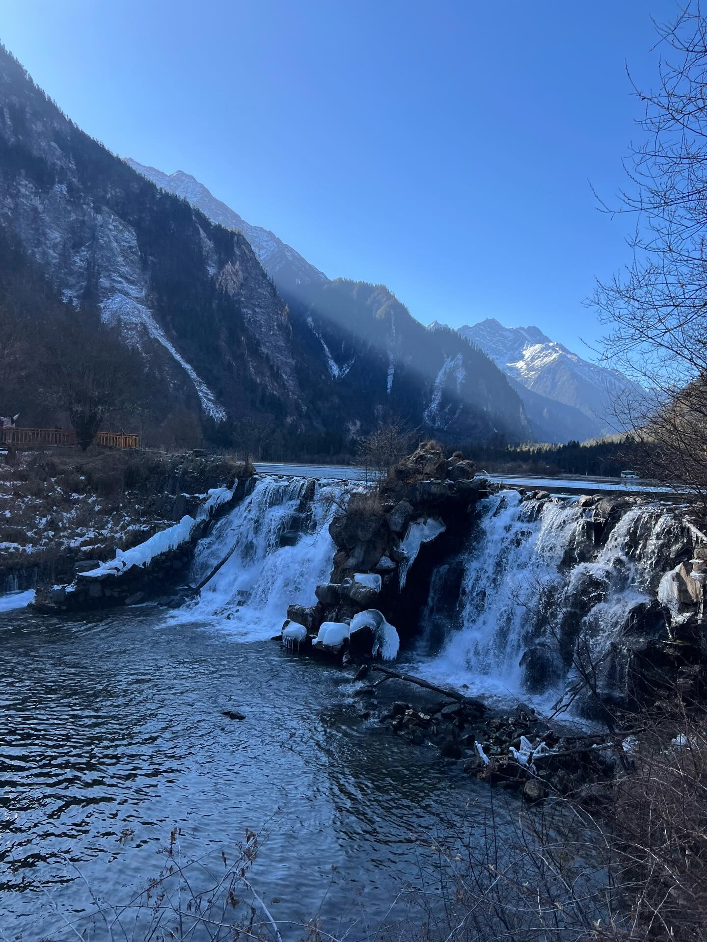 บูม - ธราธร จันทรวรกาญจน์