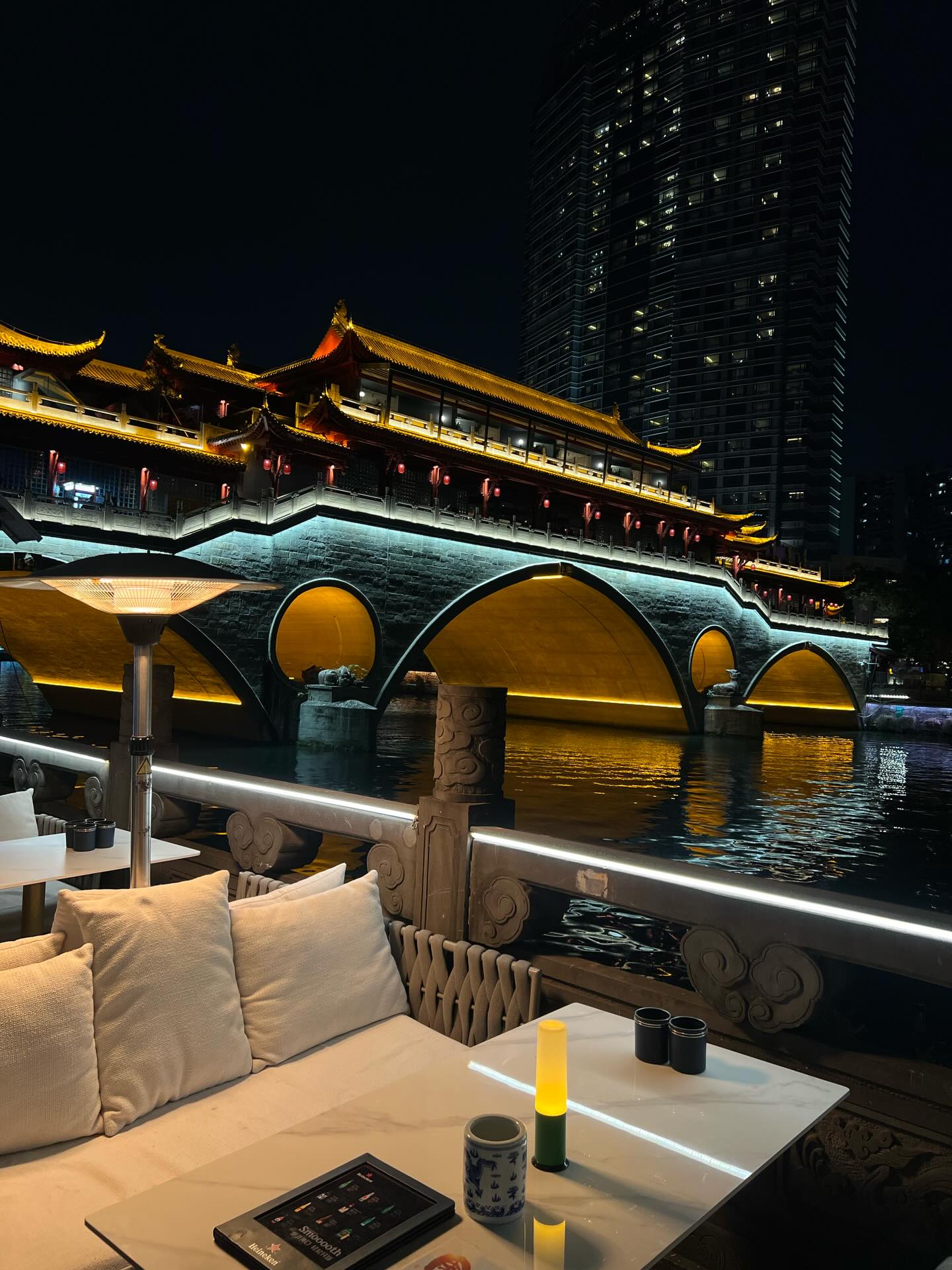 บูม - ธราธร จันทรวรกาญจน์