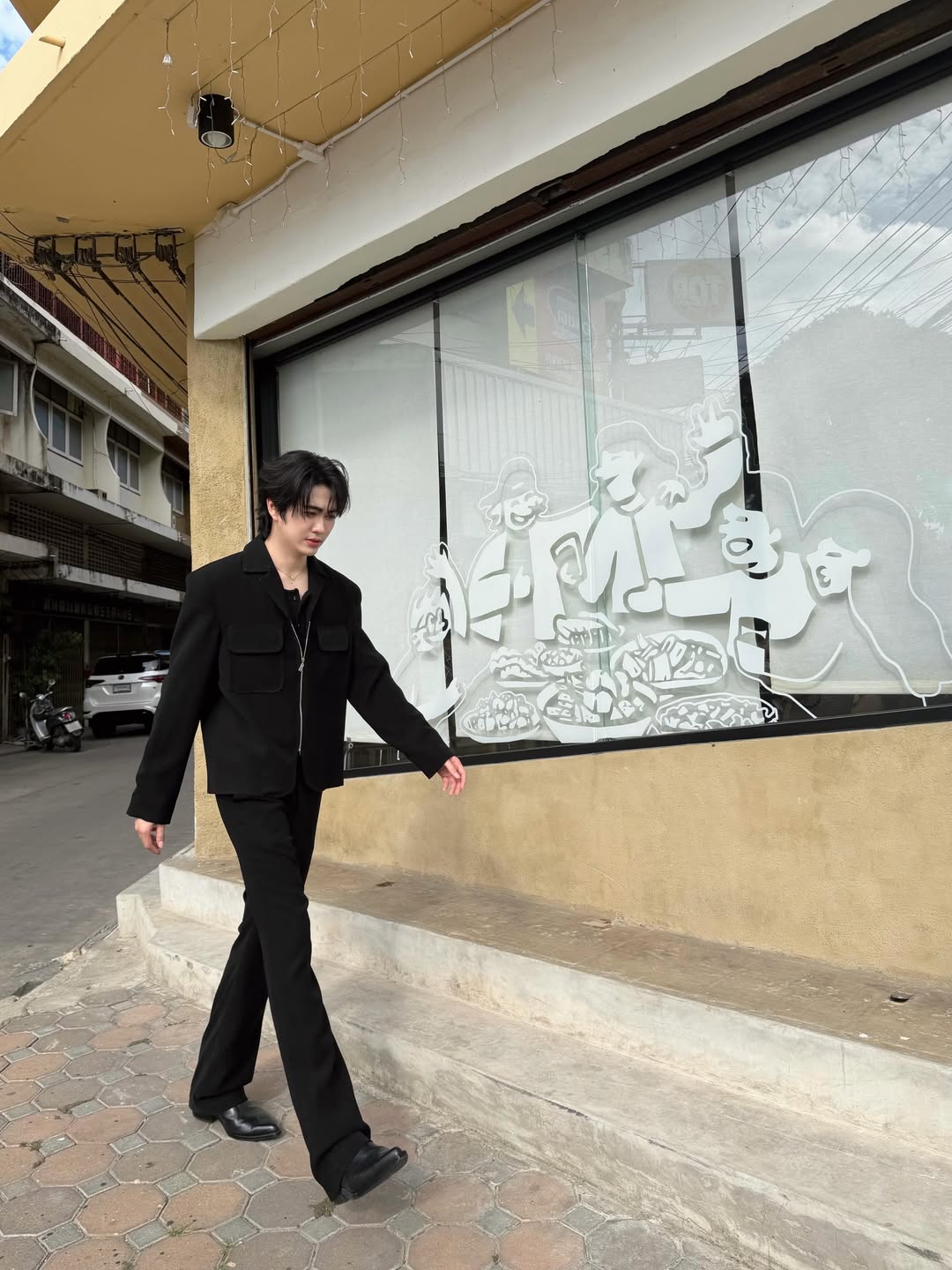 บูม - ธราธร จันทรวรกาญจน์