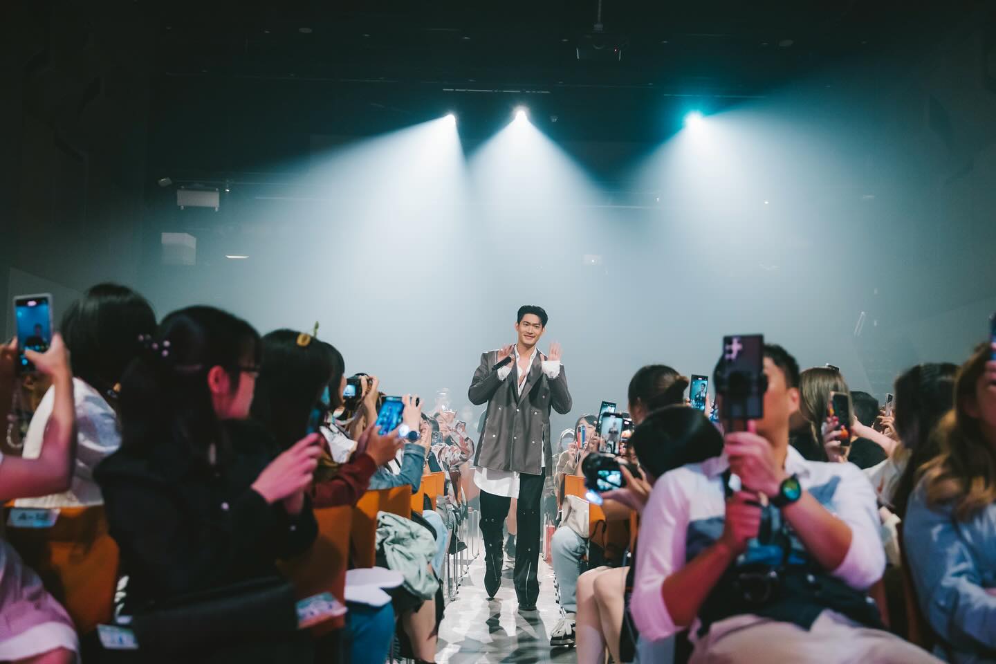 จูเนียร์ - กาจบัณฑิต ใจดี