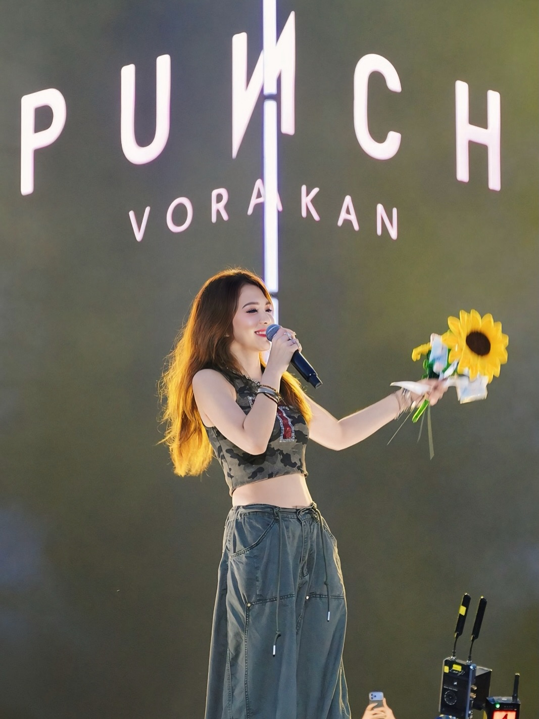 พั้นช์ - วรกาญจน์ โรจนวัชร