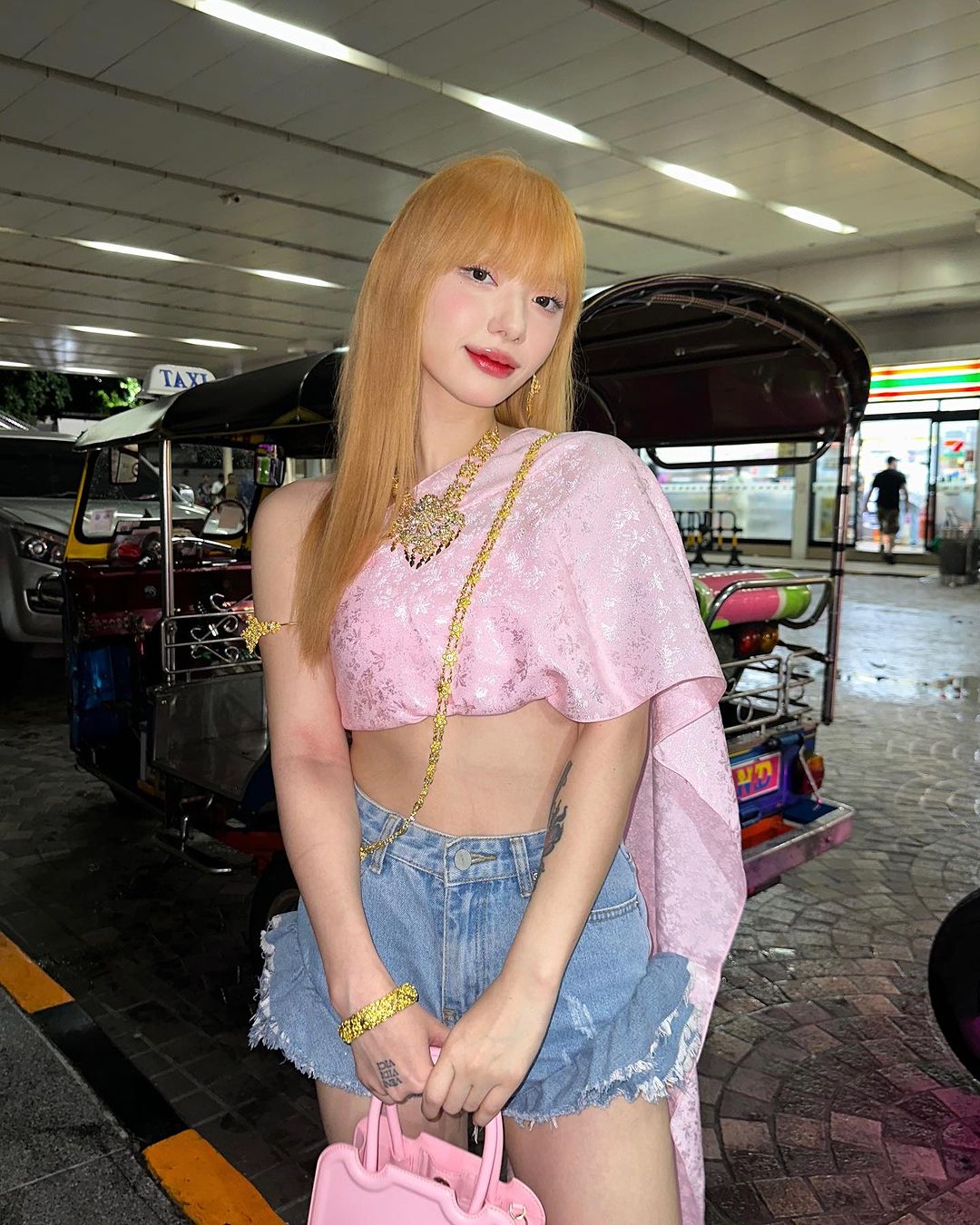พลอยชมพู - ญานนีน ภารวี ไวเกล