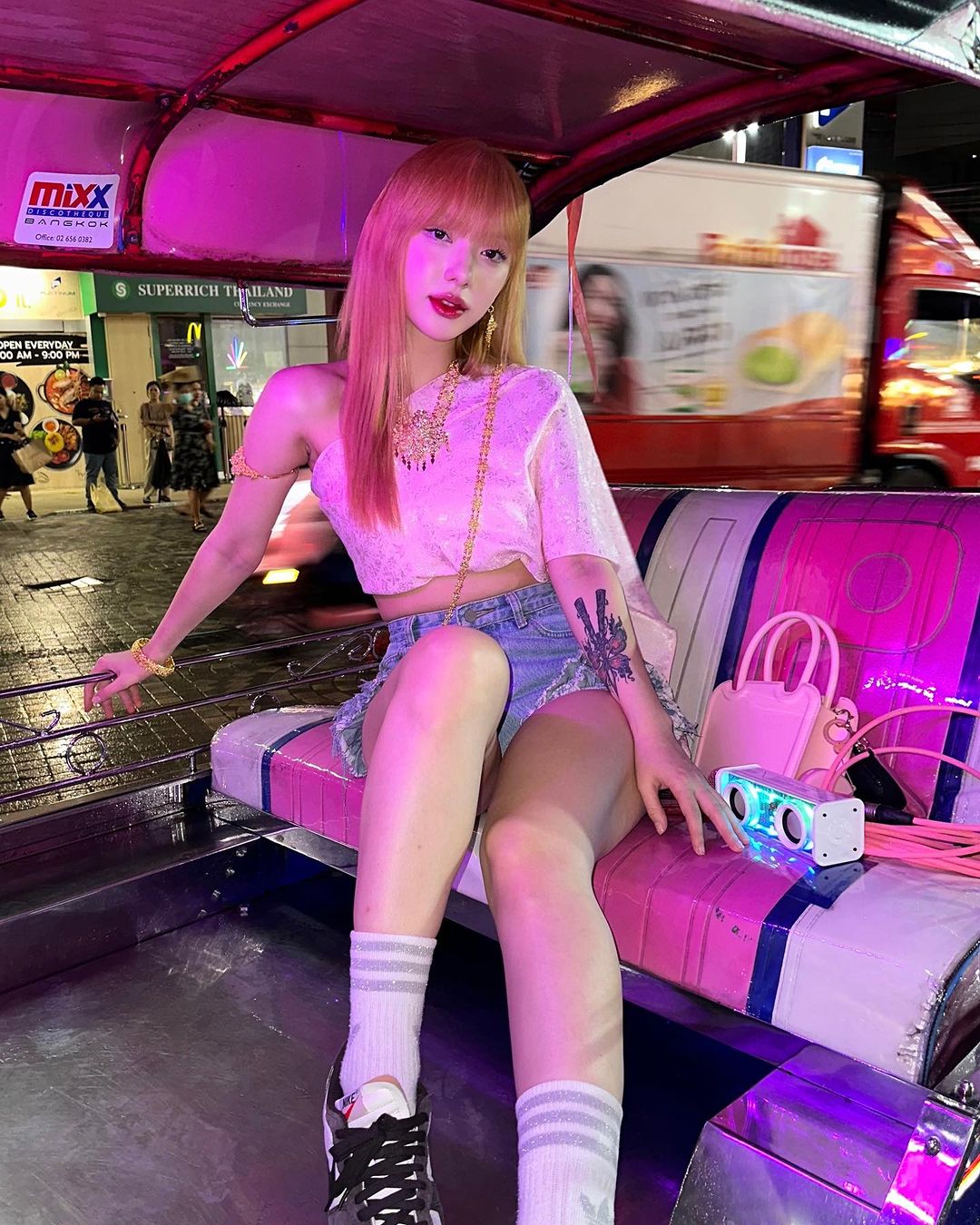 พลอยชมพู - ญานนีน ภารวี ไวเกล