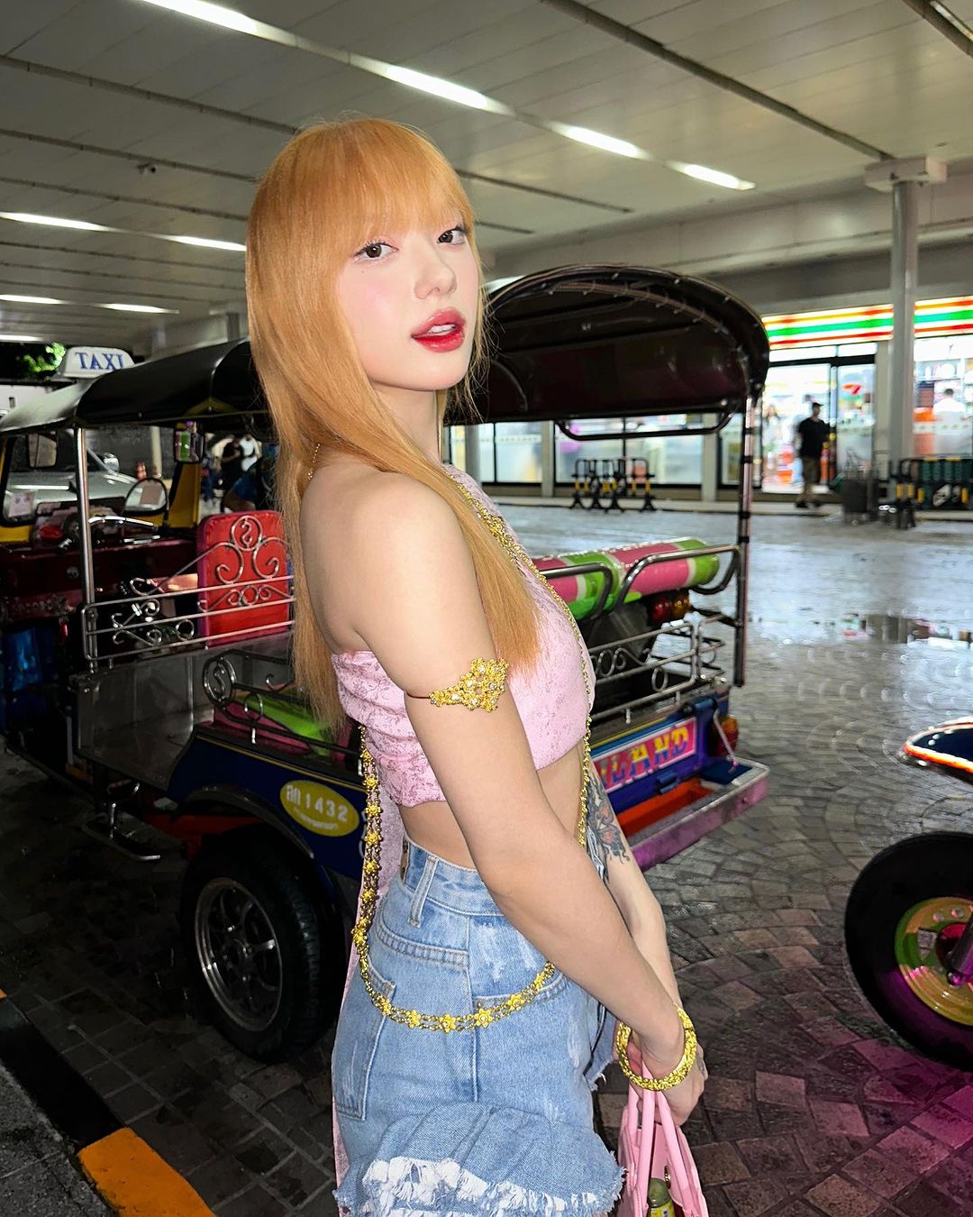 พลอยชมพู - ญานนีน ภารวี ไวเกล