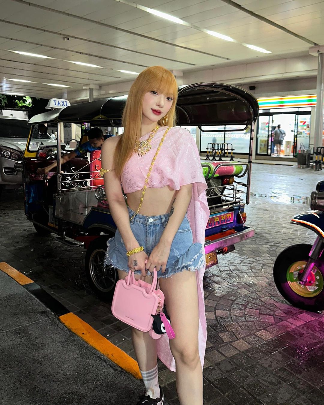 พลอยชมพู - ญานนีน ภารวี ไวเกล