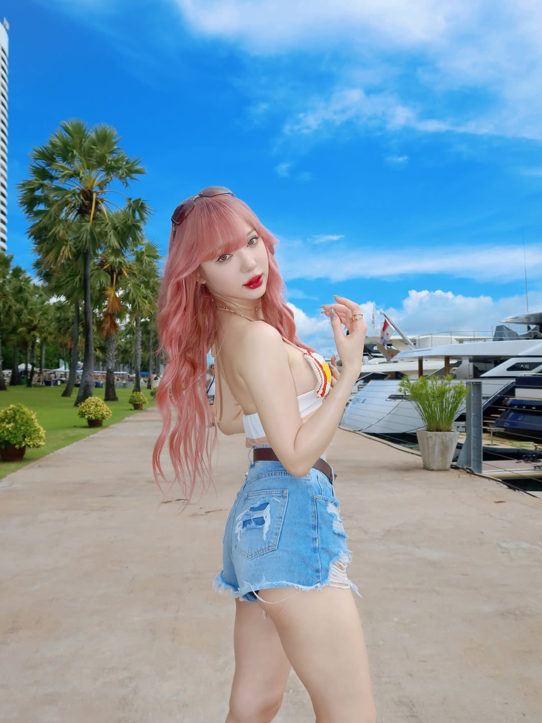 พลอยชมพู - ญานนีน ภารวี ไวเกล