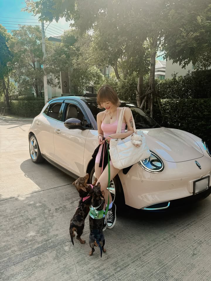 พลอยชมพู - ญานนีน ภารวี ไวเกล