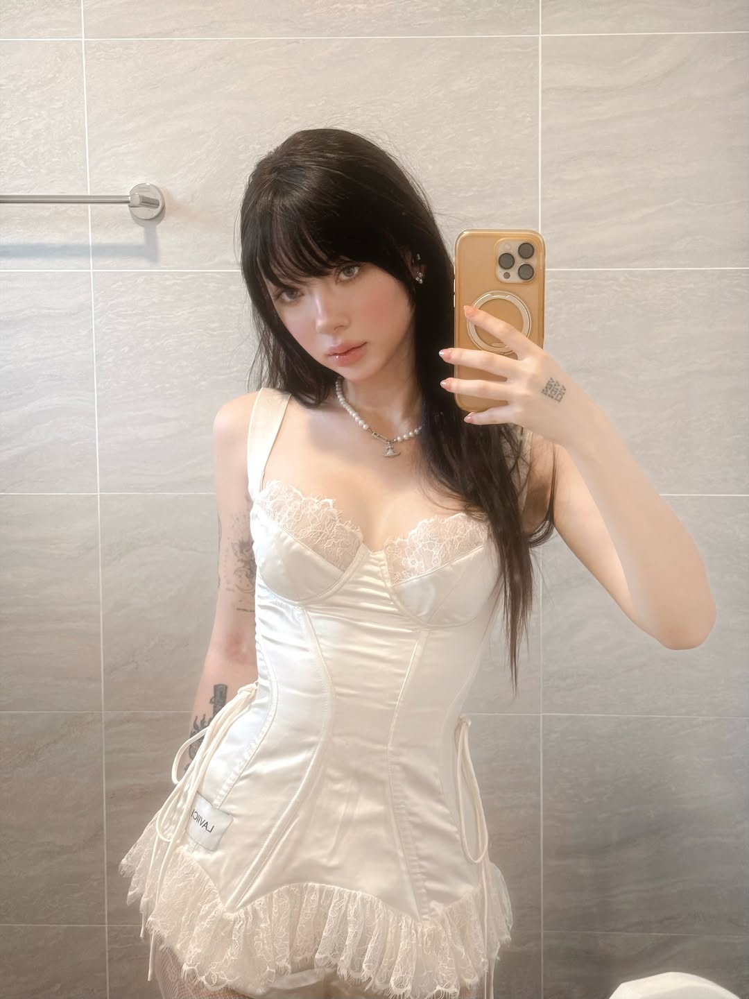 พลอยชมพู - ญานนีน ภารวี ไวเกล