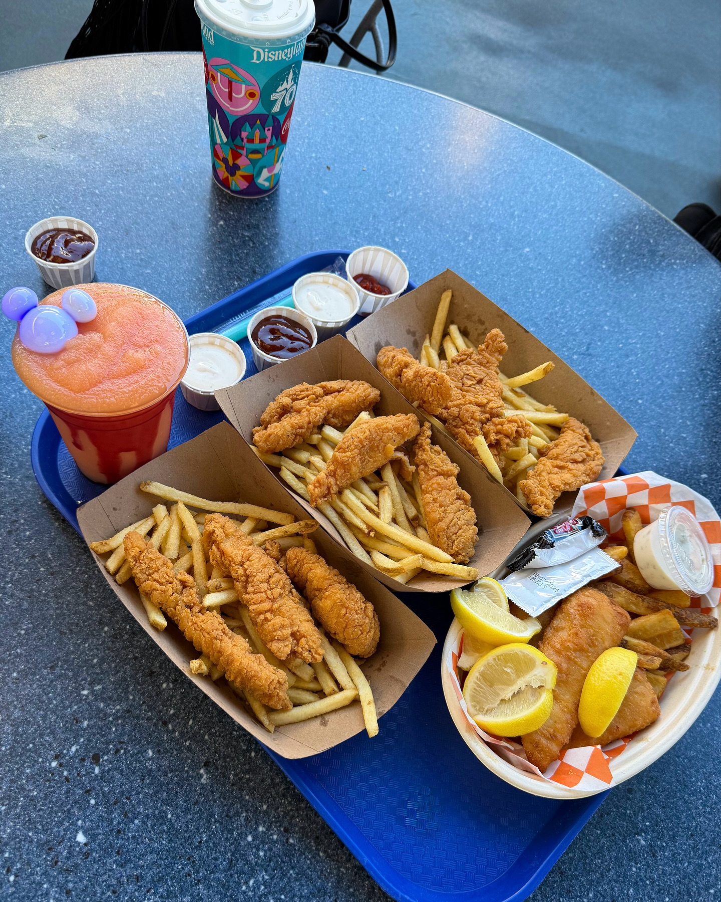 บลู - พงศ์ทิวัตถ์ ตั้งวันเจริญ