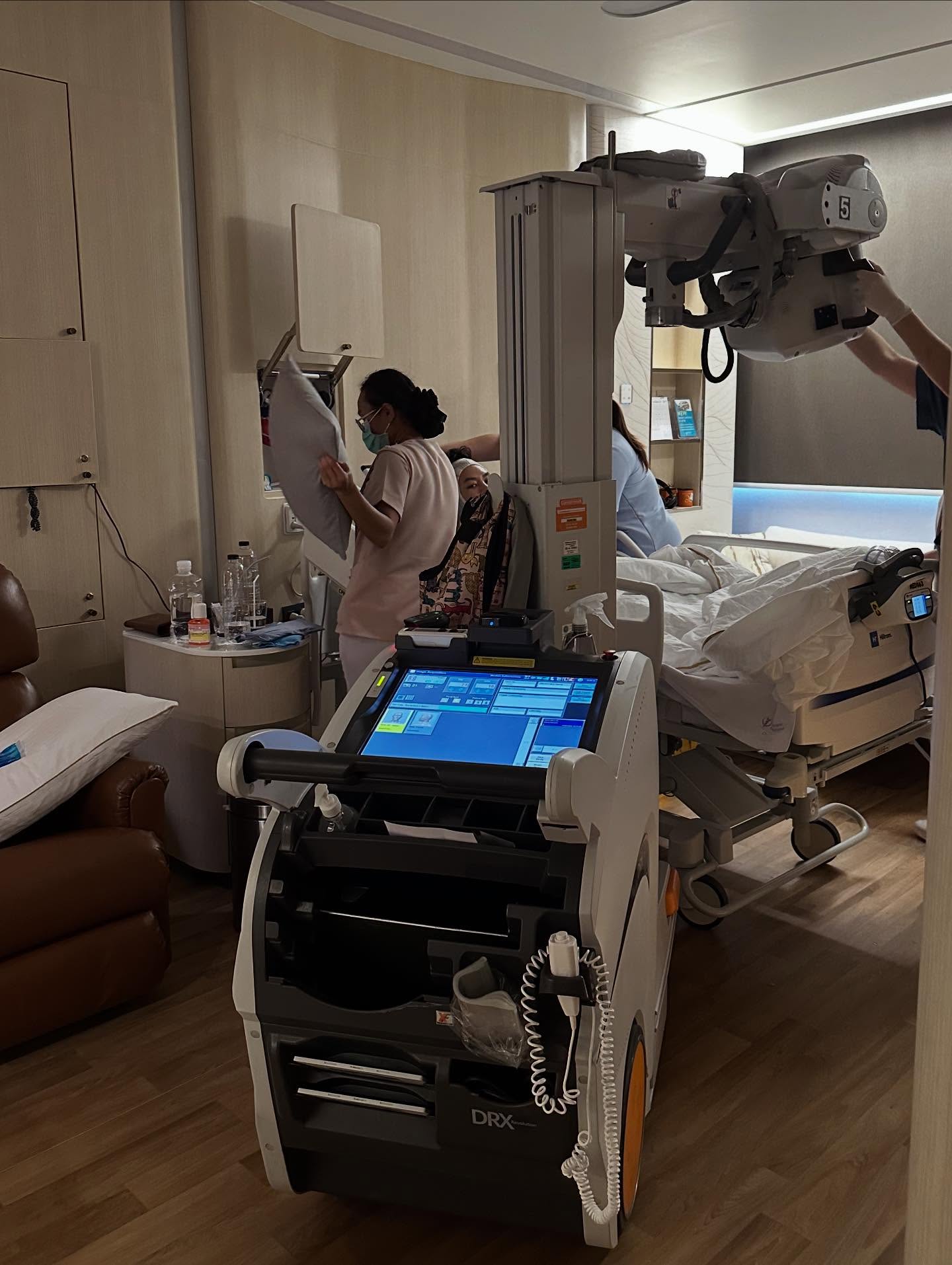 ทอม - อิศรา กิจนิตย์ชีว์