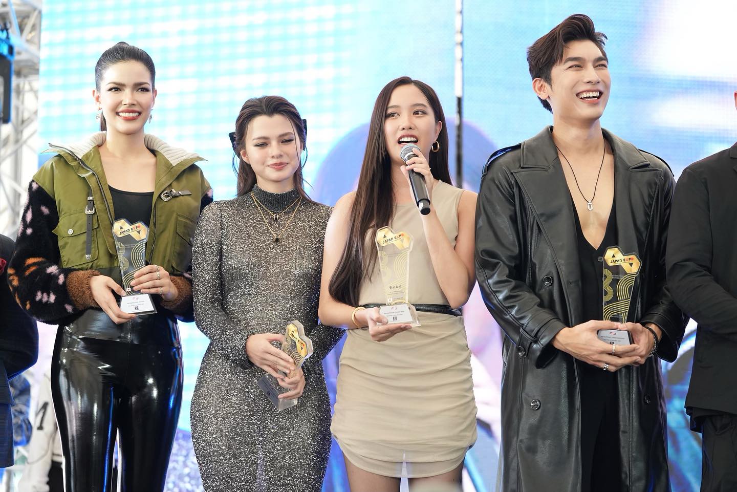 ฟ้าใส - ปวีณสุดา ดรูอิ้น
