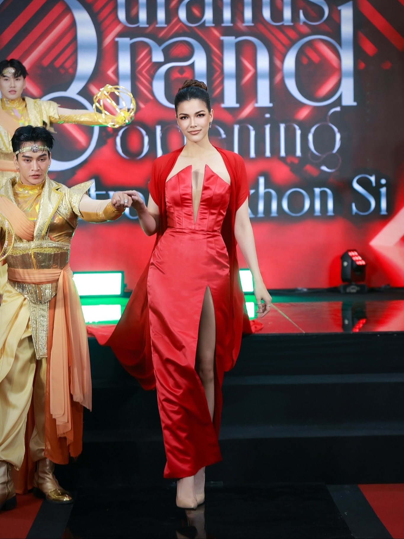 ฟ้าใส - ปวีณสุดา ดรูอิ้น