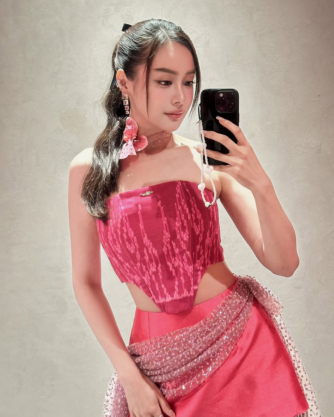 อุ้ม - อิษยา ฮอสุวรรณ