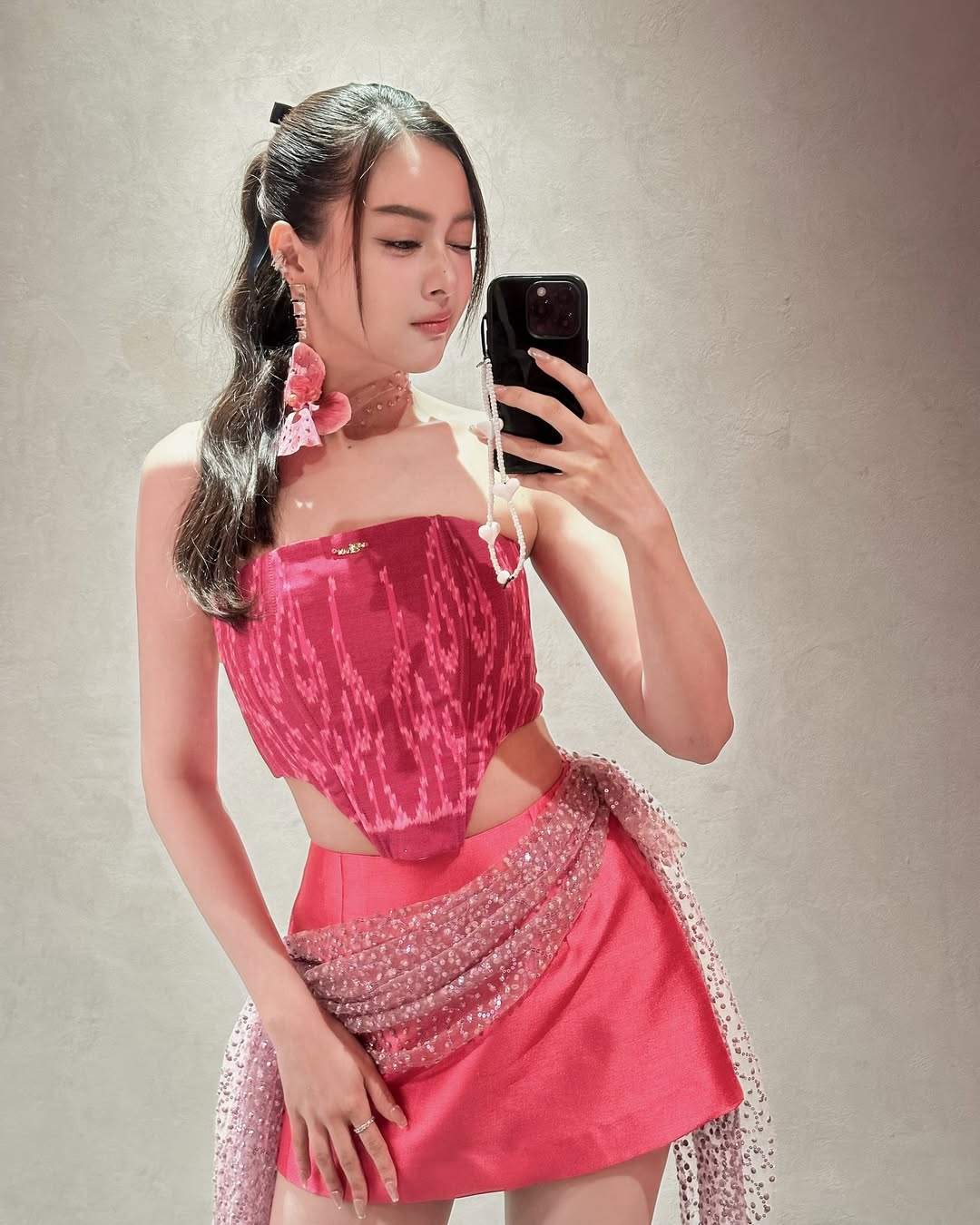 อุ้ม - อิษยา ฮอสุวรรณ