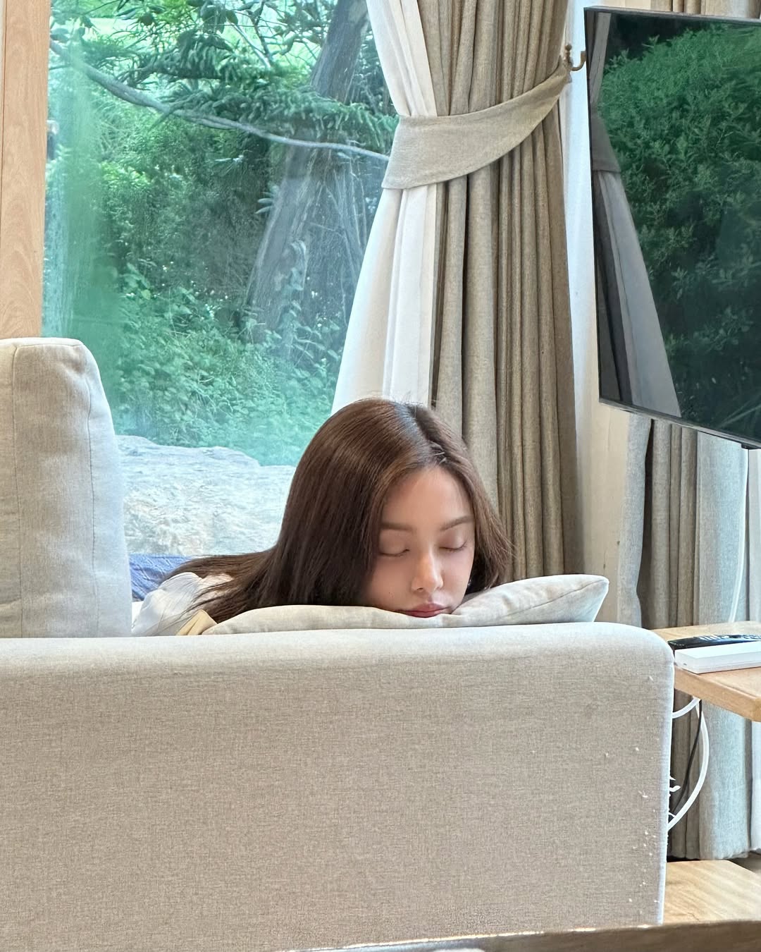 อุ้ม - อิษยา ฮอสุวรรณ