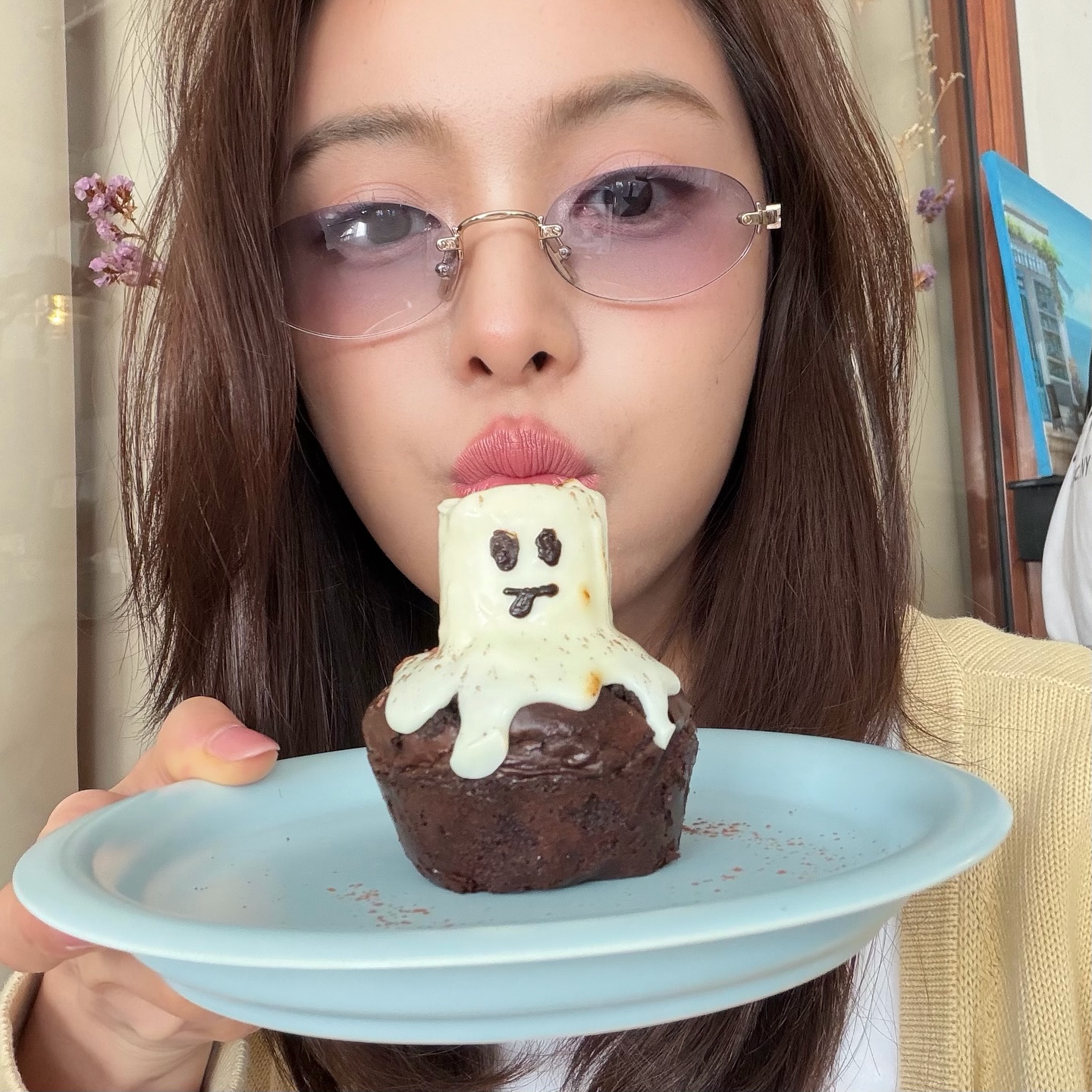 อุ้ม - อิษยา ฮอสุวรรณ