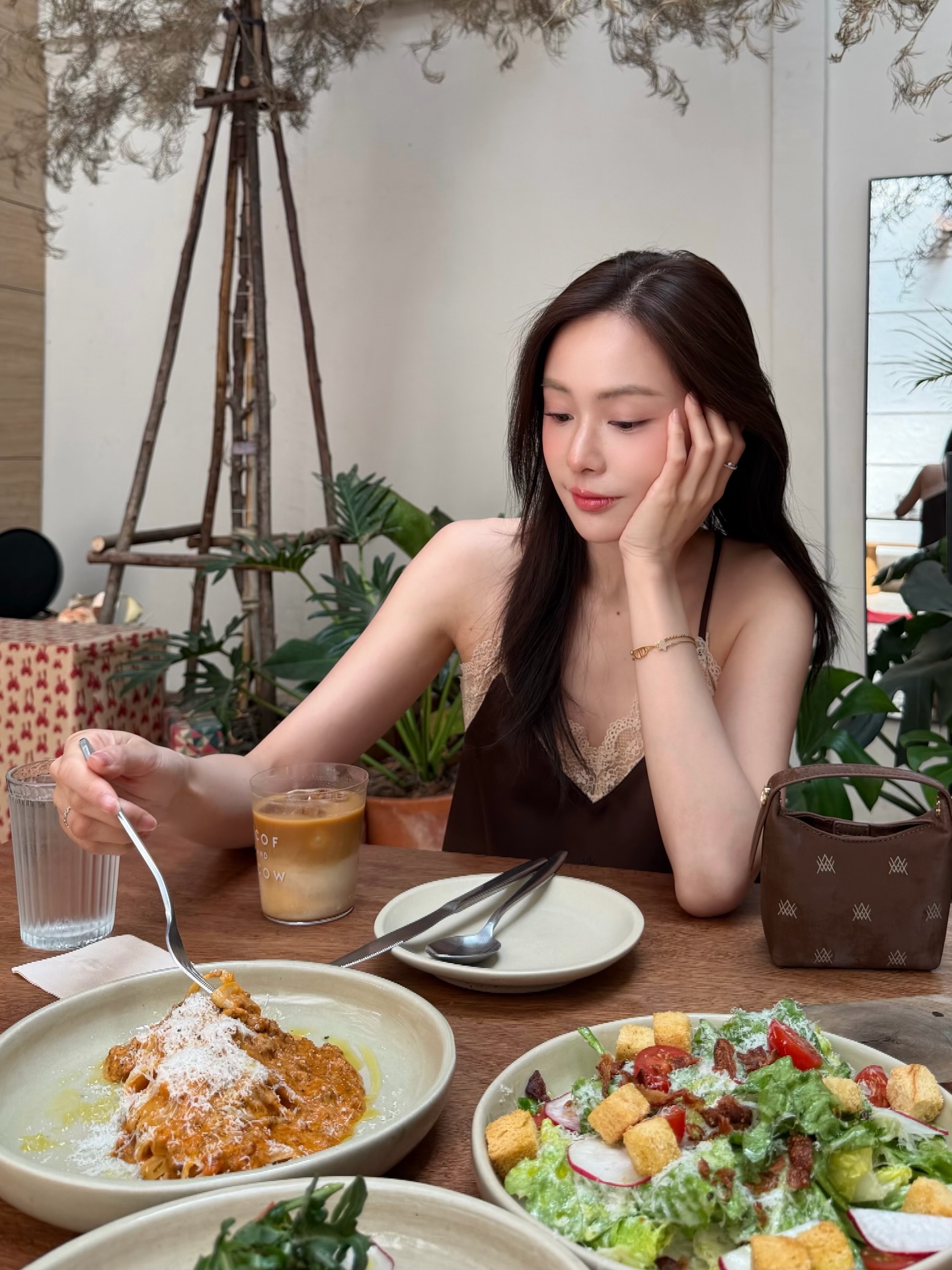 อุ้ม - อิษยา ฮอสุวรรณ