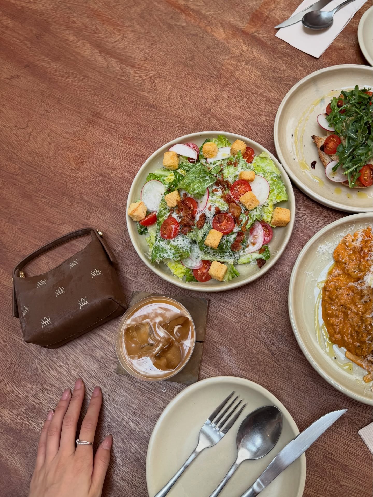 อุ้ม - อิษยา ฮอสุวรรณ