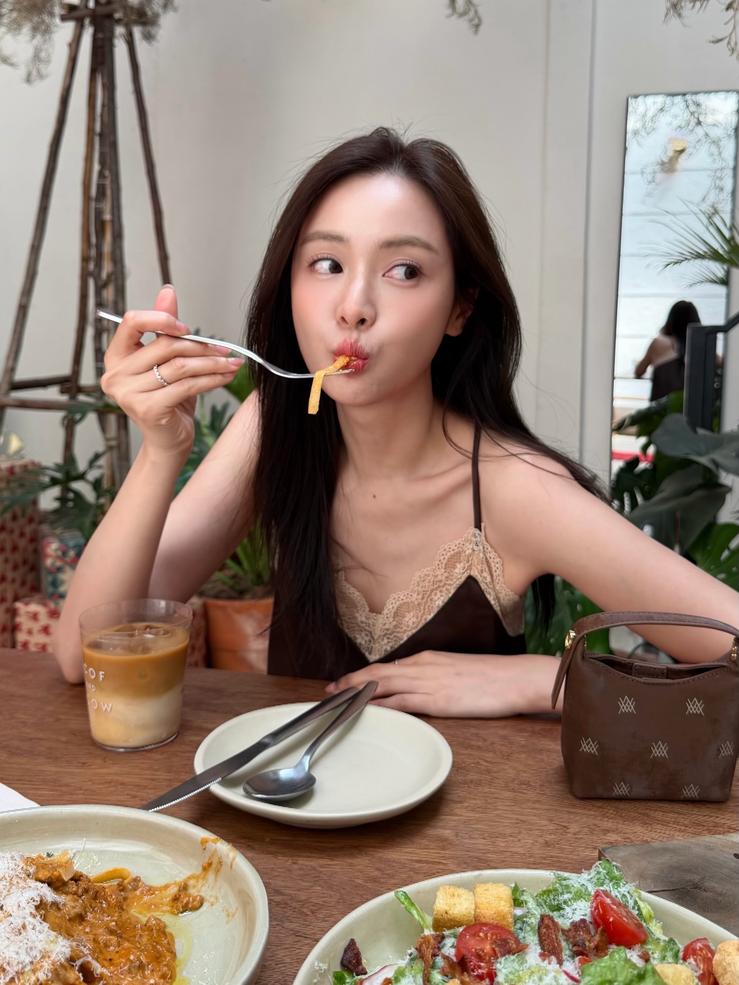 อุ้ม - อิษยา ฮอสุวรรณ