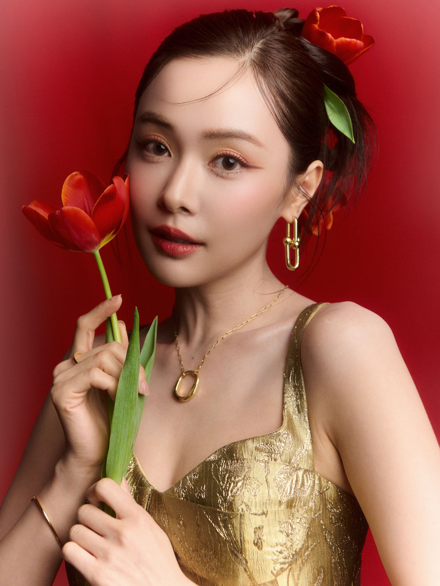 อุ้ม - อิษยา ฮอสุวรรณ