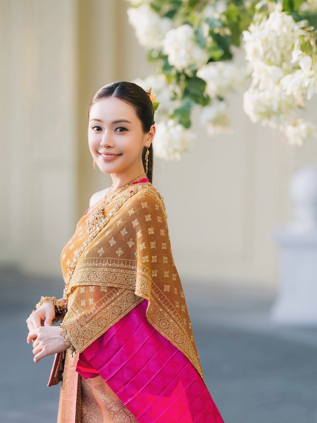 อุ้ม - อิษยา ฮอสุวรรณ