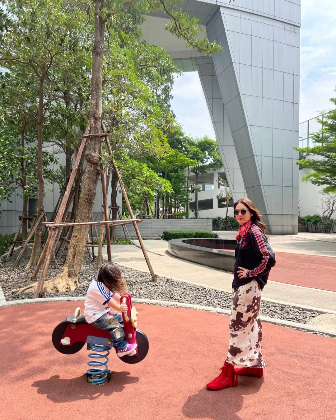 ชมพู่ - อารยา เอ ฮาร์เก็ต