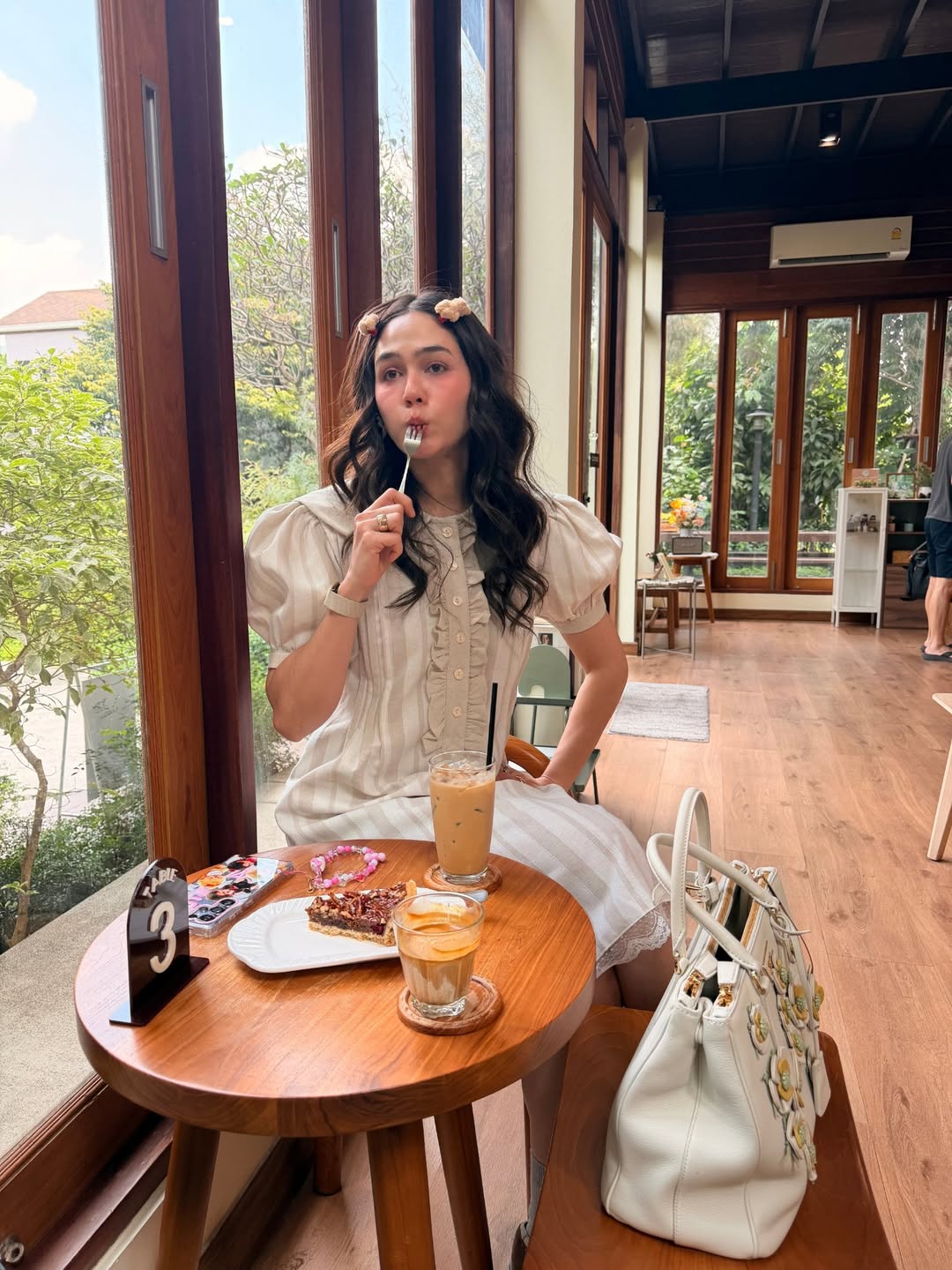 ชมพู่ - อารยา เอ ฮาร์เก็ต