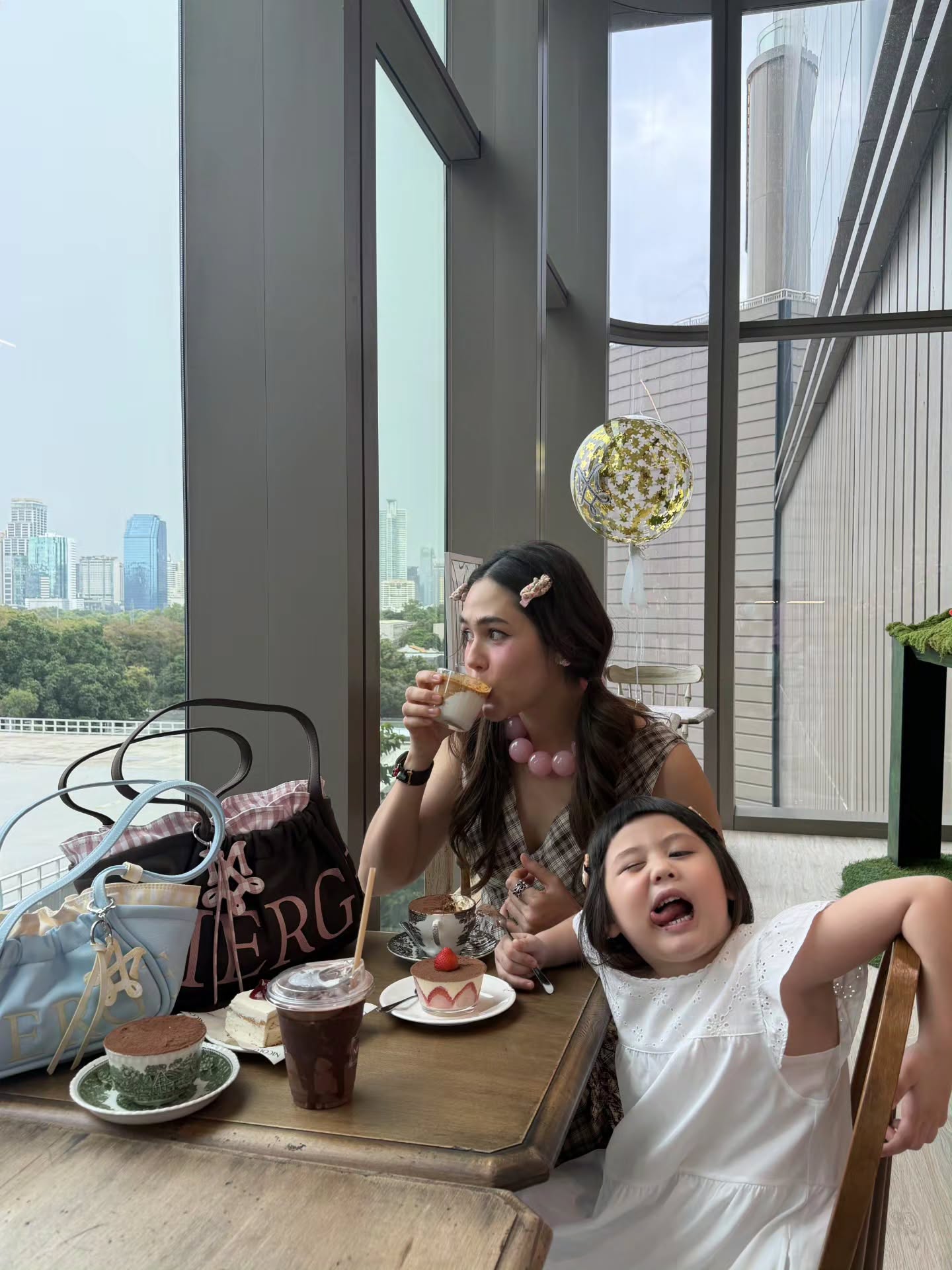 ชมพู่ - อารยา เอ ฮาร์เก็ต