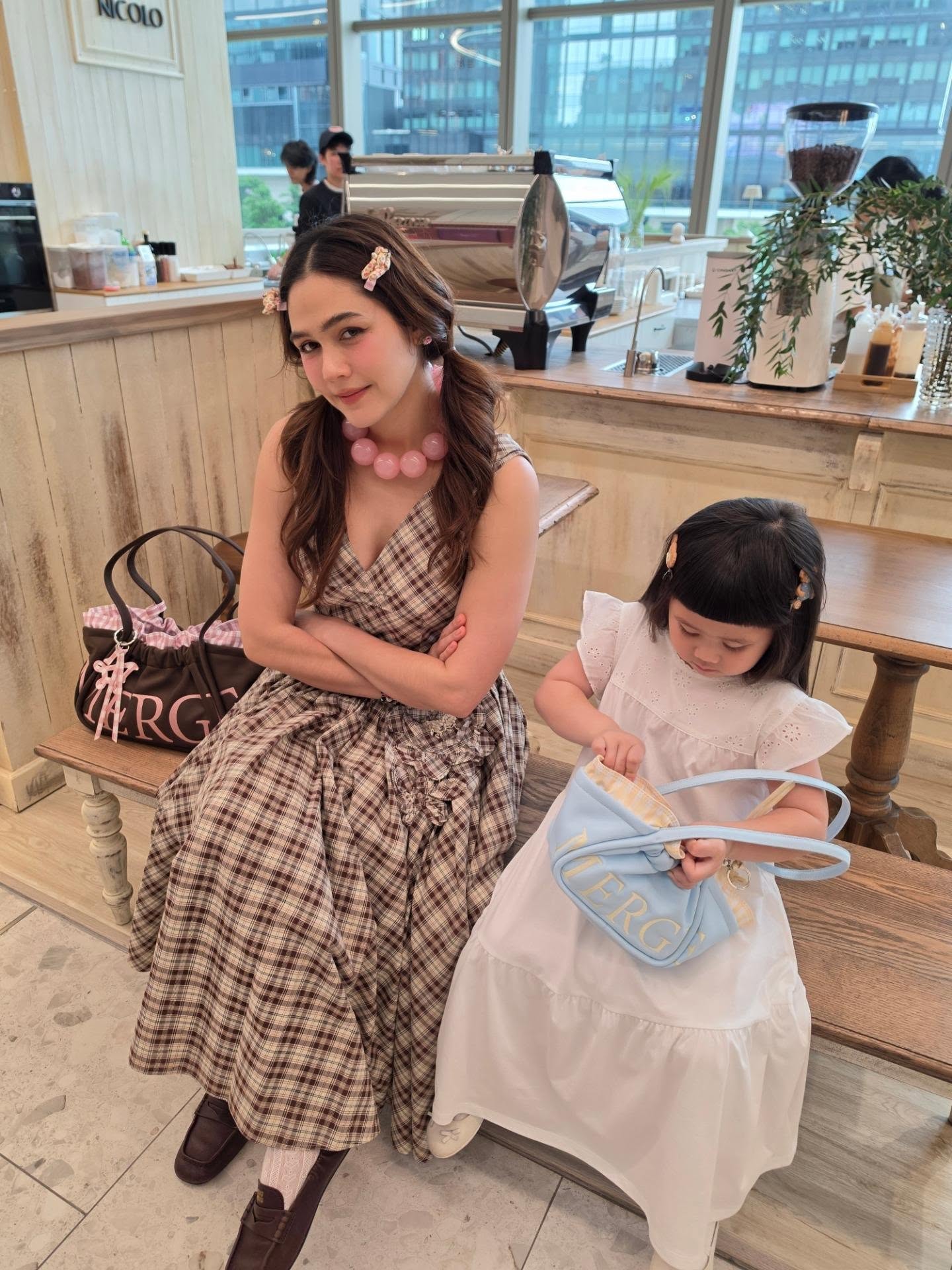 ชมพู่ - อารยา เอ ฮาร์เก็ต