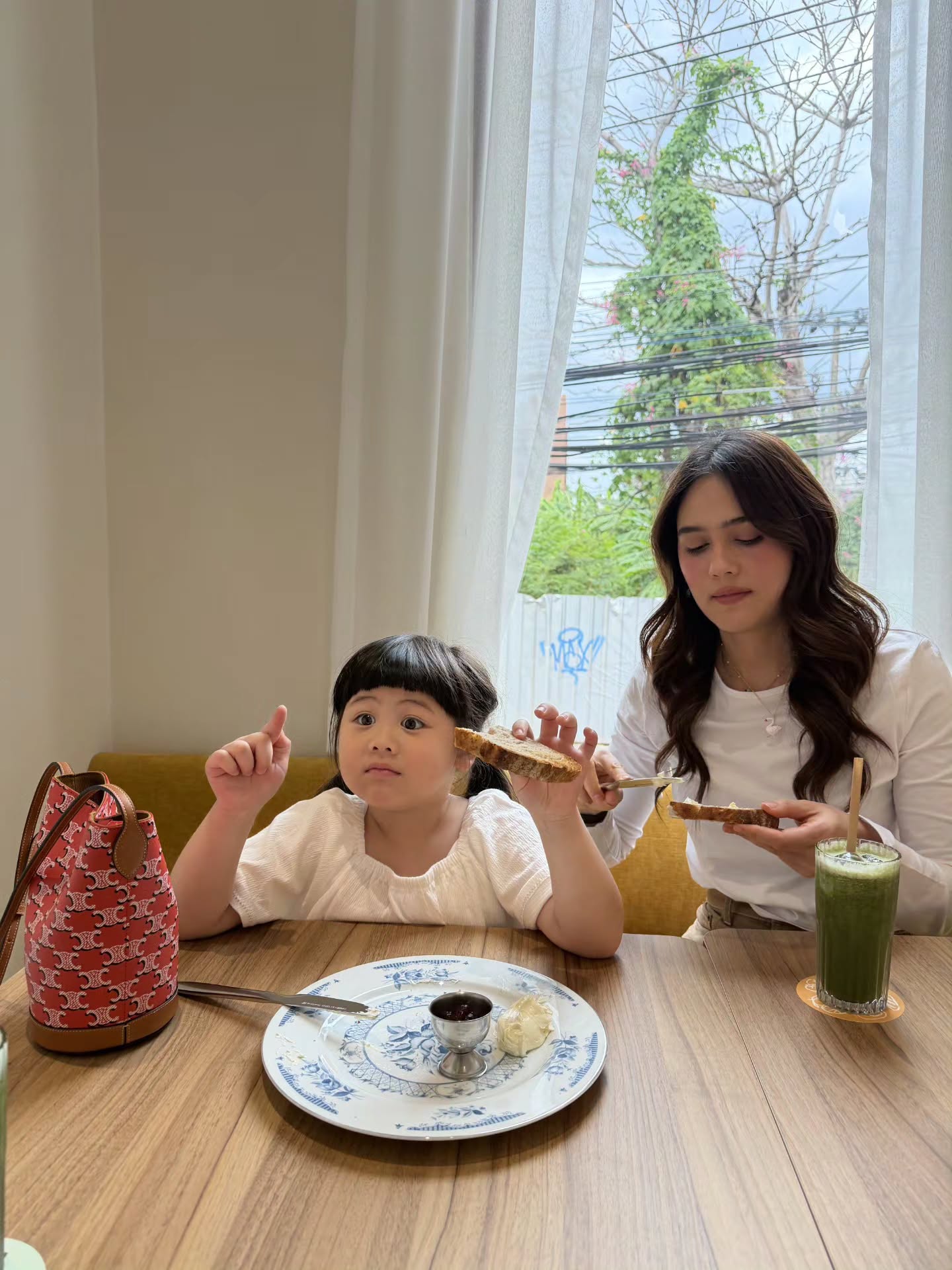 ชมพู่ - อารยา เอ ฮาร์เก็ต