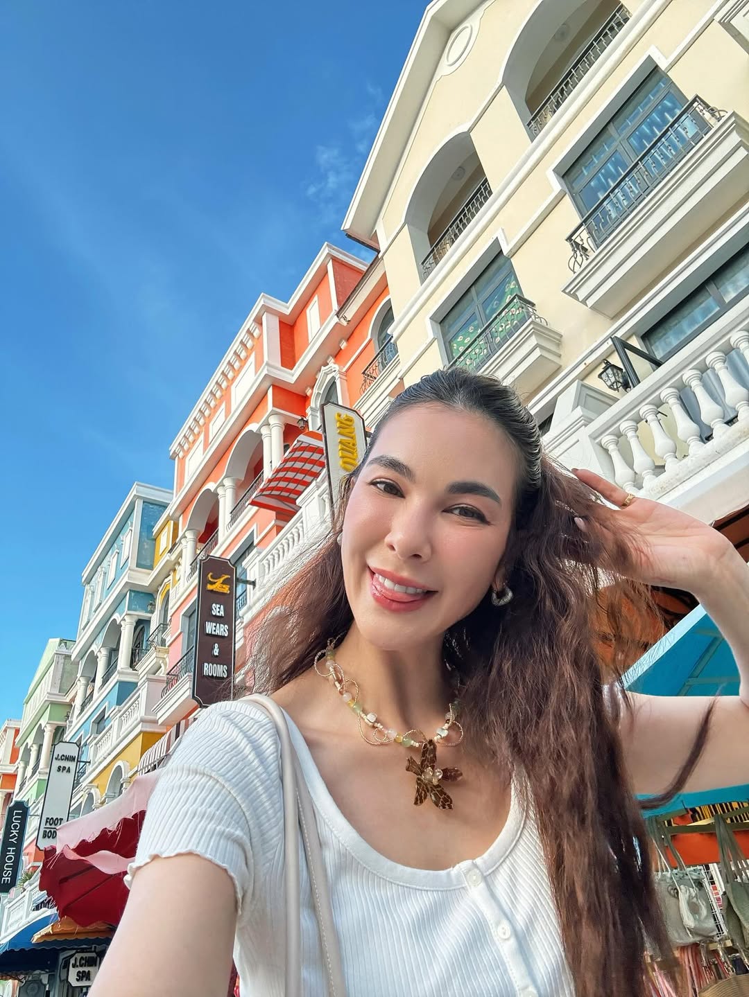 โบว์ - เบญจวรรณ อาร์ตเนอร์