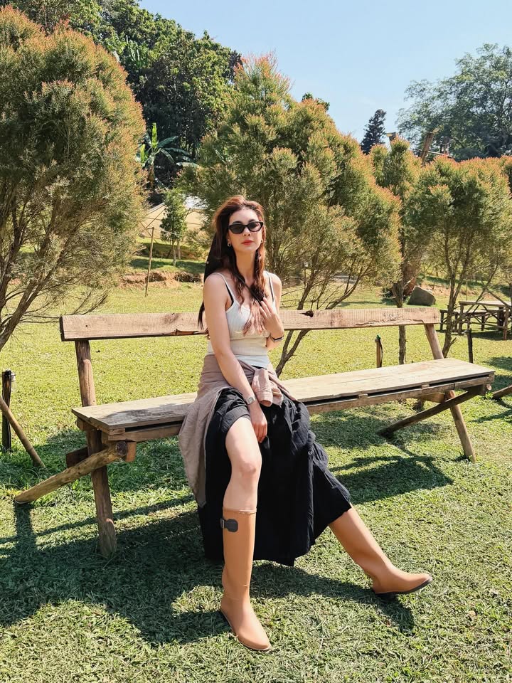 โบว์ - เบญจวรรณ อาร์ตเนอร์