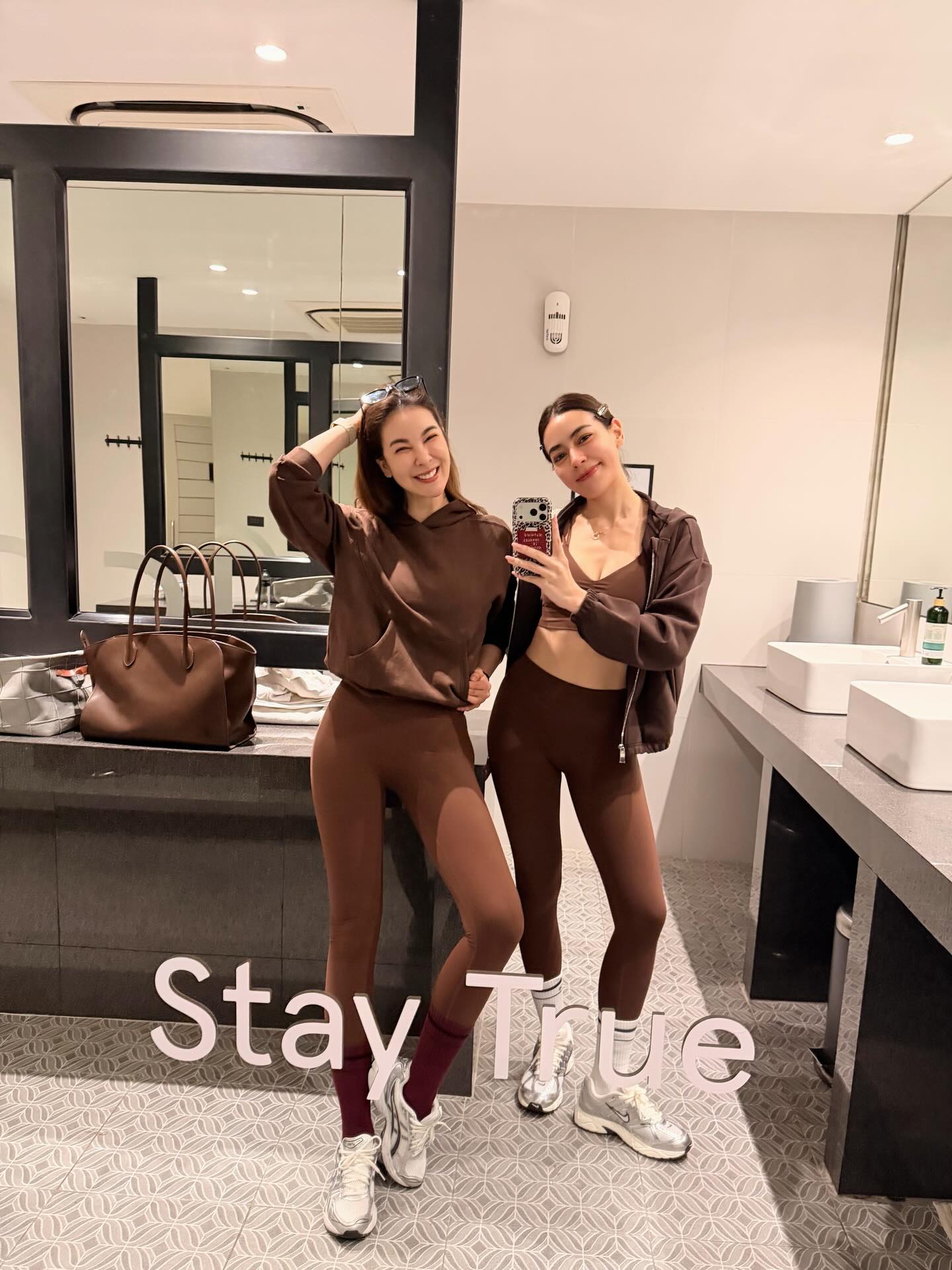 โบว์ - เบญจวรรณ อาร์ตเนอร์