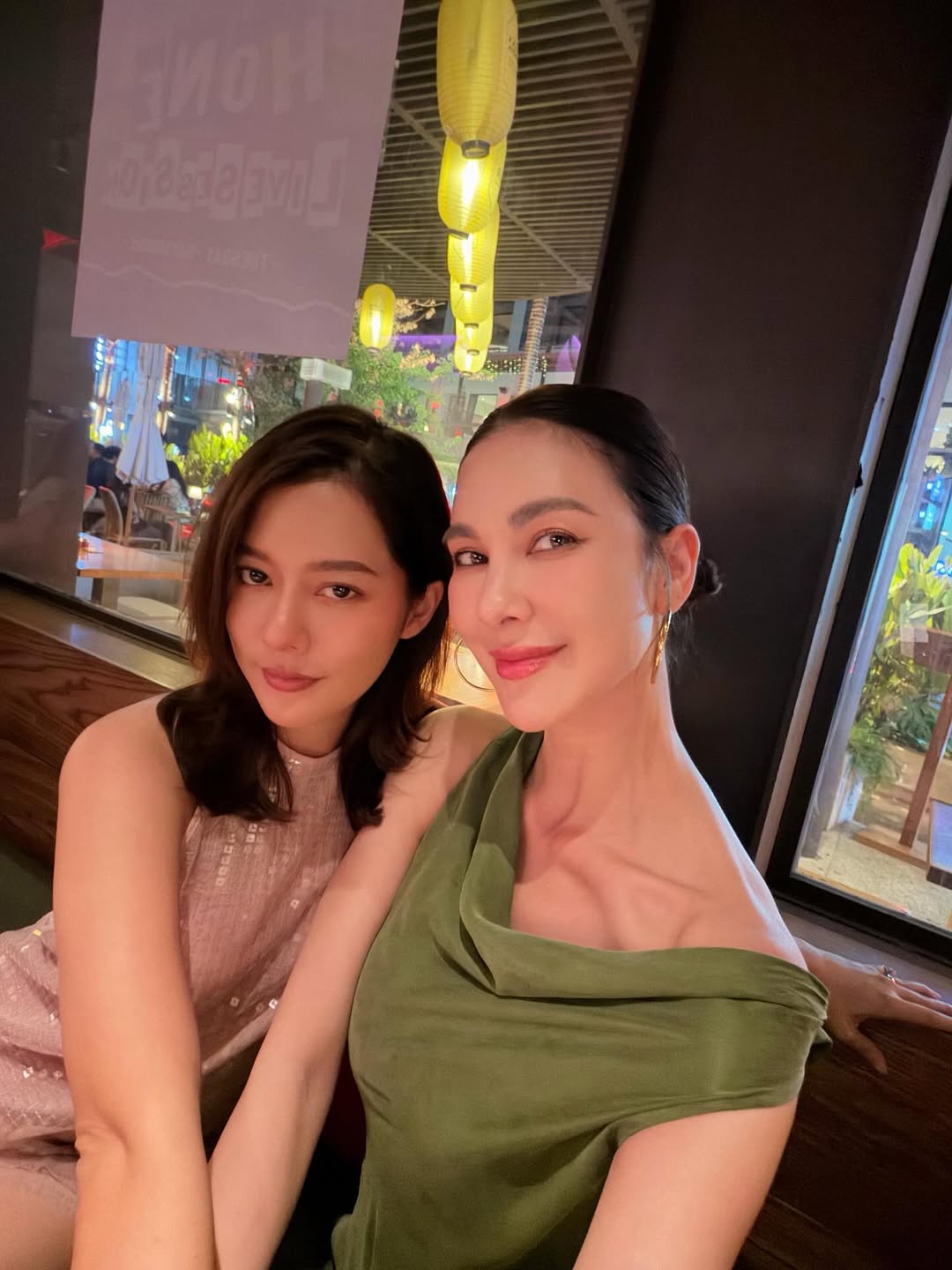 โบว์ - เบญจวรรณ อาร์ตเนอร์