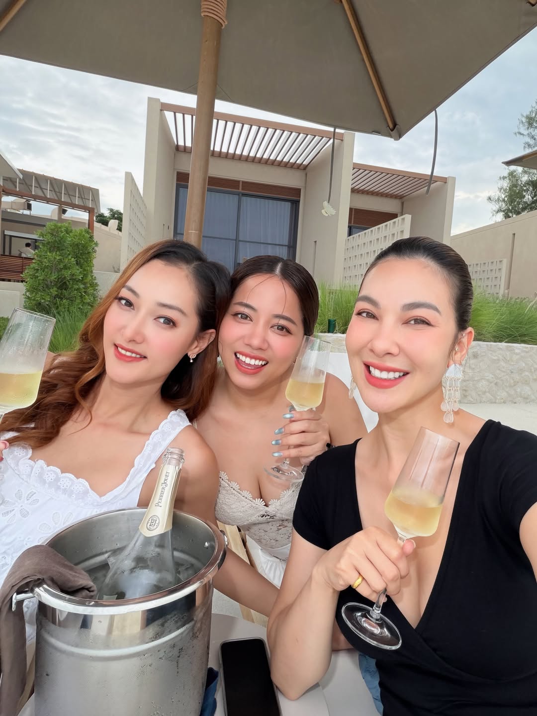 โบว์ - เบญจวรรณ อาร์ตเนอร์